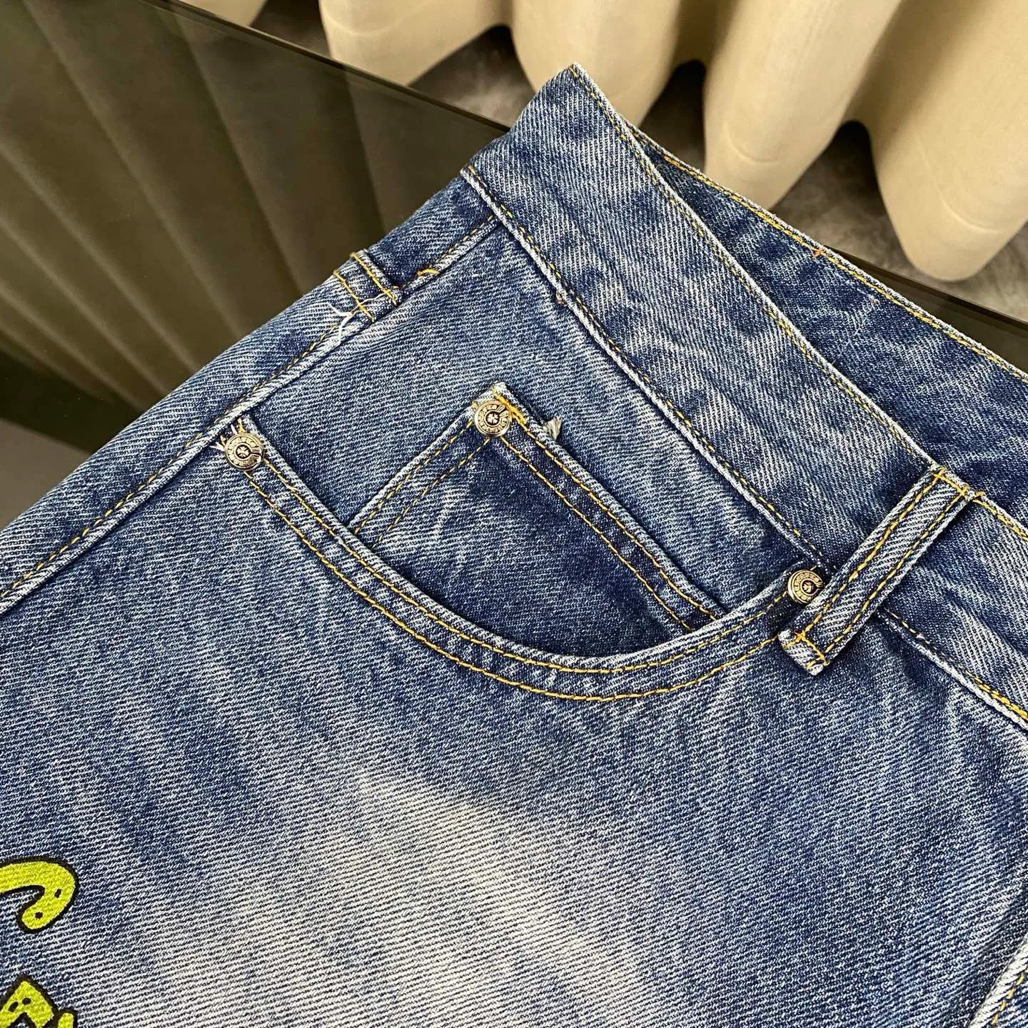 🅿️280 Chroe Hets CH black leather graffiti jeans, priced at 4W level, leather cross pattern graffiti embellishment, high-waisted washed jeans! ! Absolutely high-end luxury products, 1.9W-level god-level single products, super popular products, made with top-notch heavy industry, a magic weapon that cannot be missed. This is an extremely luxurious fashion brand that can also be called the nobles of the high street. It has always been an exclusive brand for some hipsters or the rich second generation. Compared with ordinary high streets, it is more luxurious and noble. Compared with luxury brands, it has a more fashionable personality and has always been a brand I have a special liking for. A6632 [Top heavy industry fashionable design] Consistently high-street luxury style creation. Speaking of this style, the Zangyin family and GU family are definitely the leading representative brands. Especially the Zangyin family has really achieved a state-of-the-art effect in creating high-street style. The color system of this model is made of unique washed materials. It is already quite eye-catching. It is decorated with pink patchwork cross flowers, which cleverly highlights the charm of the brand. Secondly, this model uses classic The classic high-waist cutting design highlights the long legs and the fashionable temperament of the upper body. The brand is highly recognizable and the slim fit configuration is more suitable for daily wear. This product is a product that interprets personality, fashion, and specifications at a glance. This single product is enough to make any fan excited. It can be a white T-shirt for youthful preppy style, or a tight sling for royal lady style. It has strong matching ability and can be easily controlled by men.  [Material and craftsmanship] Needless to say, this point goes without saying. As an excellent craftsman brand, Zangyin has really perfect requirements for details and craftsmanship. The washed color of this model has gone through so many processes, not to mention the embellishment of the denim appliqués. It is also purely handmade and sewn. Just like what they believe in, only handmade things have soul and have the meaning of wear. A top-notch heavy-duty fashionable denim item, I look forward to your perfect interpretation! ! 28-34 corresponds to S-XL